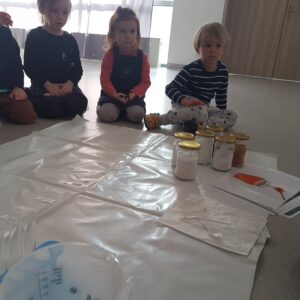 Dzieci oglądają eksperymenty