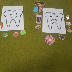Ilustracje ząbków z dopasowanym i produktami