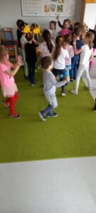 dzieci tancza w kregu