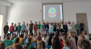 Prezentacja ekologicznej piosenki na forum przedszkola.