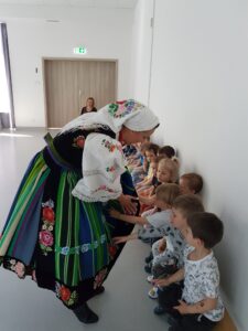 Mama Jasia prezentuje dzieciom swój strój.