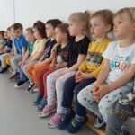 Dzieci z zainteresowaniem oglądają, jak rodzice Jasia tańczą poloneza.