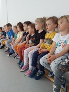 Dzieci z zainteresowaniem oglądają, jak rodzice Jasia tańczą poloneza.