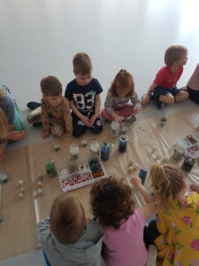Dzieci samodzielnie przygotowują świeczki.