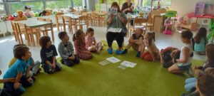 dzieci na dywanie sluchaja czytanej opowiesci