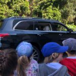 Dzieci oglądają, jak samochód tańczy.