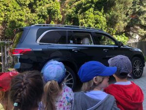 Dzieci oglądają, jak samochód tańczy.