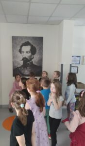 Dzieci zwiedzają budynek szkoły.