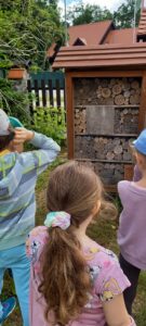 dzieci ogladaja domek dla owadow